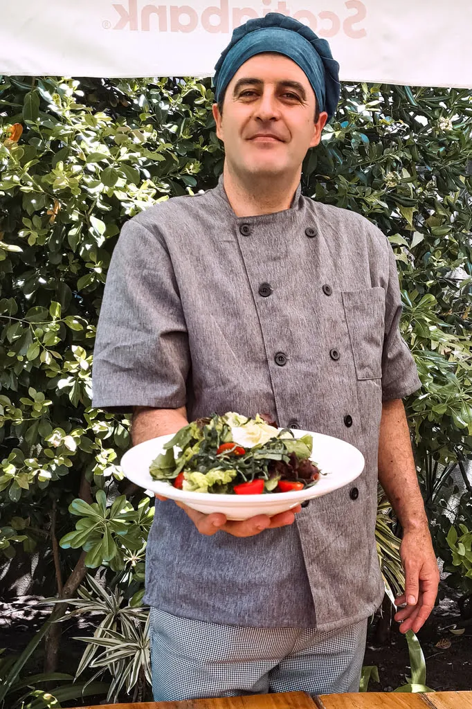 Chef preparando una ensalada fresca en La Vaca