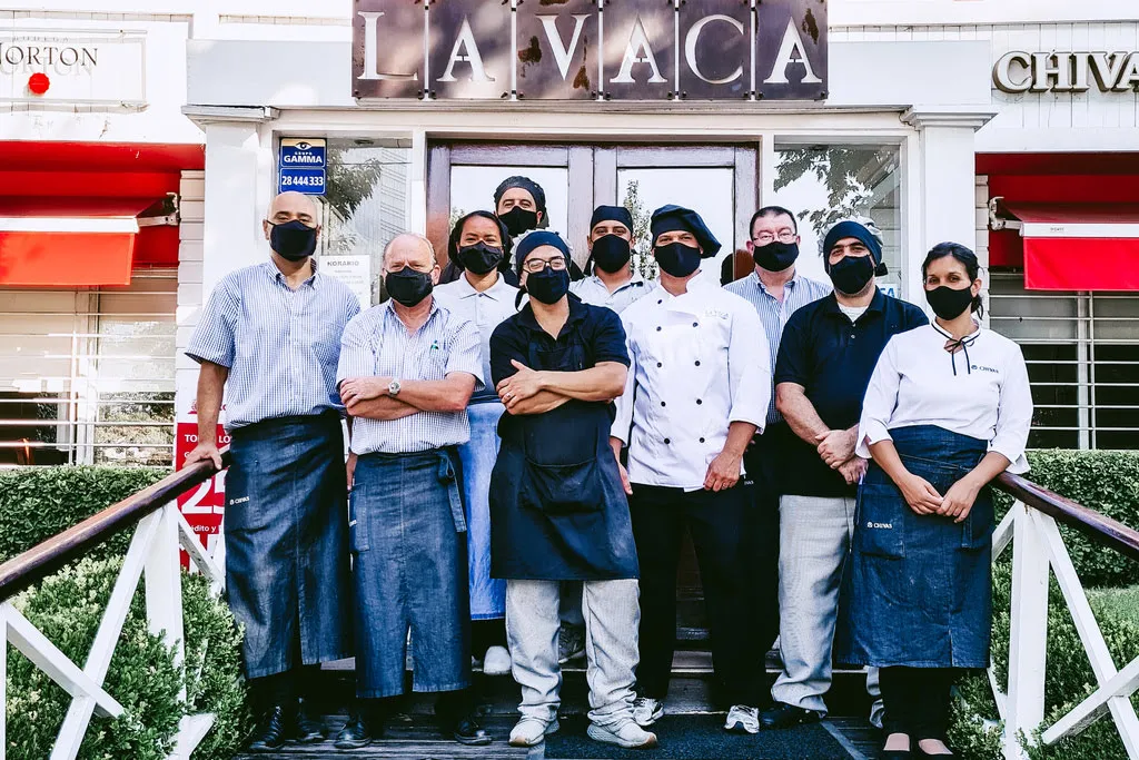Personal de La Vaca trabajando en la parrilla