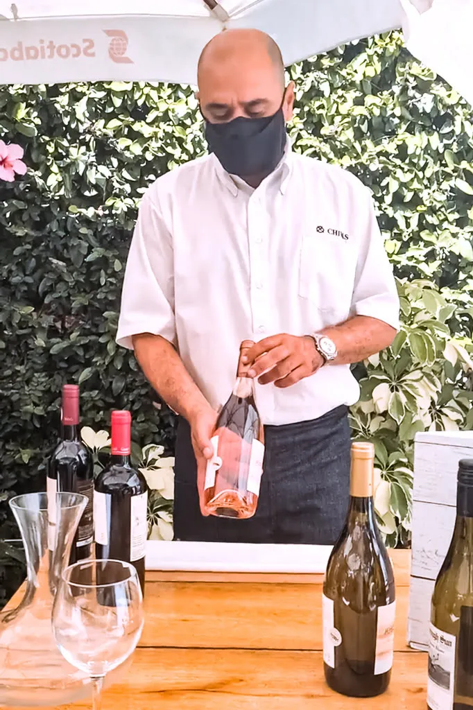 Sommelier seleccionando vino en La Vaca